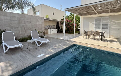 A Casa di Gio: Piscina, Mueble Para Exteriores, Mueble, Recurso, Material Compuesto, Sombra, Sunlounger, Silla, Hormigón, Loseta