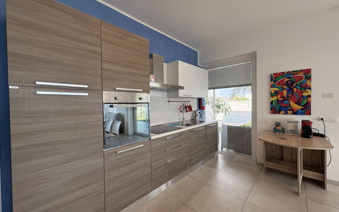 A Casa di Gio: Piso, Aparato De Cocina, Cocina, Electrodoméstico, Diseño De Interiores, Madera, Gabinetes, Mostrador, Suelo, Mueble