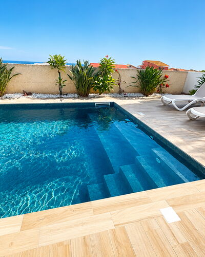 A Casa di Gio: Azul, Piscina, Piso, Suelo, Material Compuesto, Recurso, Mueble Para Exteriores, Ocio, Fuente De Agua, Sombra
