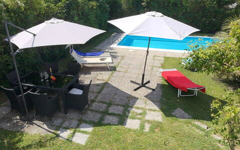 Villa Eva: Piscina, Paraguas, Mueble, Mueble Para Exteriores, Silla, Recurso, Sombra, Sunlounger, Ocio, Jardín