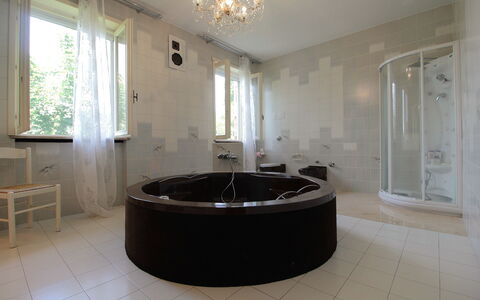 Villa Eva: Bañera, Piso, Diseño De Interiores, Suelo, Arreglo De Tubería, Baño, Plomería, Encendiendo, Techo, Habitación