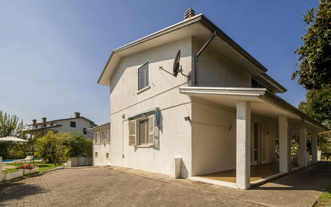 Villa Eva: Edificio, Ventana, Casa, Casa, Barrio Residencial, Arquitectura, Techo, Puerta, Asentamientos Humanos, Cabaña