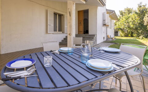 Villa Eva: Mueble Para Exteriores, Mueble, Sombra, Mesa Al Aire Libre, Silla, Cocina Y Comedor Mesa, Cubierta, Patio Interior, Balcón, Yarda