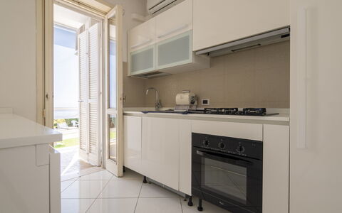 Villa Eva: Cocina, Electrodoméstico, Aparato De Cocina, Diseño De Interiores, Piso, Mostrador, Gabinetes, Suelo, Mueble, Casa