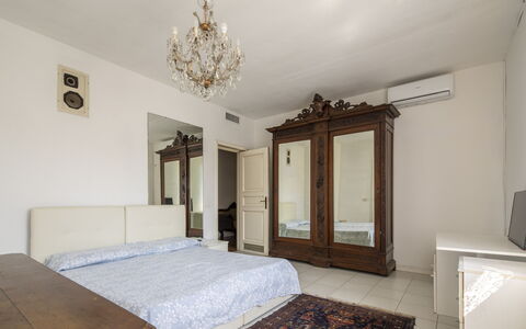 Villa Eva: Cama, Mueble, Habitación, Diseño De Interiores, Suelo, Piso, Sábana, Madera, Lecho, Habitación