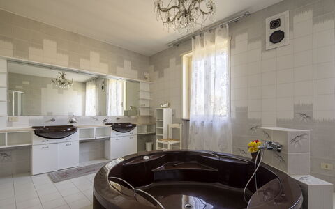 Villa Eva: Piso, Suelo, Arreglo De Tubería, Diseño De Interiores, Bañera, Plomería, Techo, Encendiendo, Baño, Habitación
