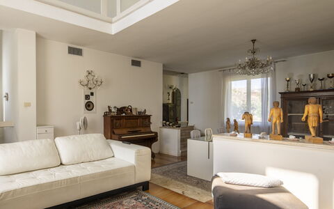 Villa Eva: Mueble, Diseño De Interiores, Piso, Pared, Suelo, Madera, Techo, Habitación, Sala, Encendiendo