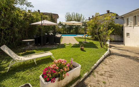 Villa Eva: Casa, Barrio Residencial, Piscina, Mueble Para Exteriores, Jardín, Paisajismo, Recurso, Césped, Yarda