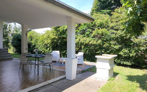 Villa Eva: Columna, Sombra, Hormigón, Porche, Jardín, Estructura Al Aire Libre, Césped, Patio Interior, Paisajismo, Yarda