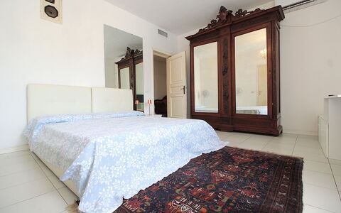 Villa Eva: Cama, Mueble, Habitación, Diseño De Interiores, Suelo, Piso, Sábana, Lecho, Madera, Habitación