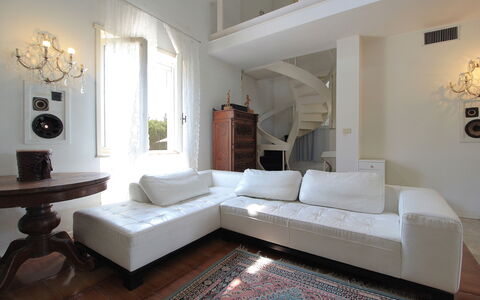 Villa Eva: Mueble, Diseño De Interiores, Piso, Sofá, Suelo, Pared, Madera, Sala, Suelos De Madera, Habitación