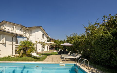 Villa Eva: Piscina, Barrio Residencial, Casa, Casa, Recurso, Inmuebles, Villa, Paisajismo, Mueble Para Exteriores, Yarda