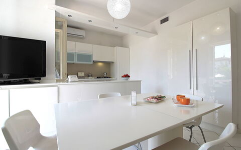 Villa Eva: Mueble, Diseño De Interiores, Pared, Piso, Cocina, Techo, Aparato De Cocina, Mostrador, Encendiendo, Lámpara