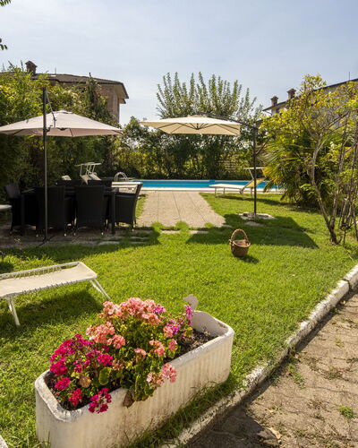 Villa Eva: Casa, Barrio Residencial, Piscina, Mueble Para Exteriores, Jardín, Paisajismo, Recurso, Césped, Yarda