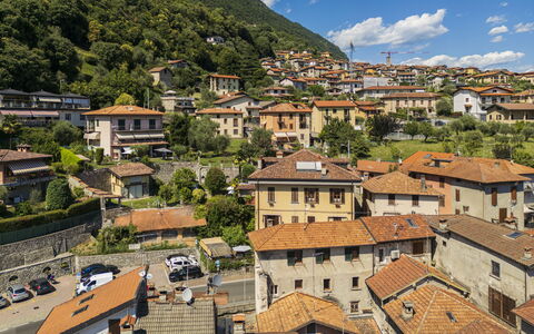Next Comacina, Lago di Como with Garage: Accidentes Geográficos Montañosas, Montaña, Colina, Barrio Residencial, Casa, Barrio, By, Paisaje, Tierras Altas, Techo