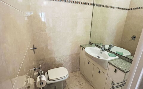 Rubens: Arreglo De Tubería, Piso, Baño, Suelo, Lavabo Del Baño, Lavabo, Grifo, Diseño De Interiores, Plomería, Loseta