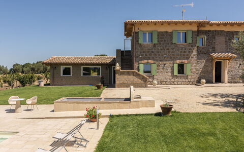 Lago di Vico 629: Casa, Techo, Inmuebles, Cabaña, Casa De Campo, Césped, Jardín, Patio Interior, Yarda, Villa