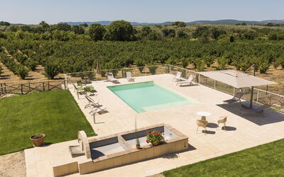 Lago di Vico 629: Piscina, Recurso, Mueble Para Exteriores, Inmuebles, Jardín, Paisajismo, Paraguas, Sombra, Sunlounger, Hacienda