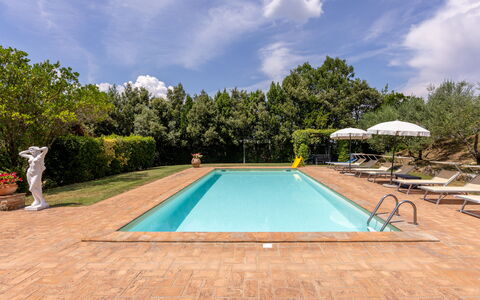 Villa Daluma, Private Pool in Todi: Piscina, Sombra, Recurso, Jardín, Hacienda, Inmuebles, Paisajismo, Eco Hotel, Mueble Para Exteriores, Villa