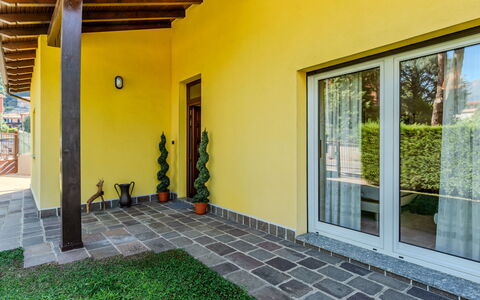 Villa Giulia: Pared, Amarillo, Piso, Arquitectura, Suelo, Casa, Material Compuesto, Puerta, Sombra, Jardín
