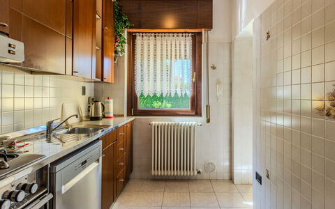 Villa Giulia: Cocina, Madera, Piso, Aparato De Cocina, Mostrador, Electrodoméstico, Diseño De Interiores, Suelo, Gabinetes, Fregadero
