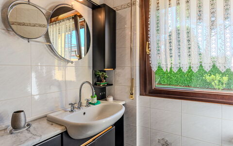Villa Giulia: Arreglo De Tubería, Diseño De Interiores, Lavabo, Grifo, Lavabo Del Baño, Baño, Plomería, Encendiendo, Espejo, Piso