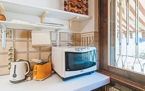 Locanda dei Nonni: Madera, Diseño De Interiores, Aparato De Cocina, Electrodoméstico, Cocina, Electrodoméstico, Pequeños Electrodomésticos, Habitación, Mostrador, Gabinetes