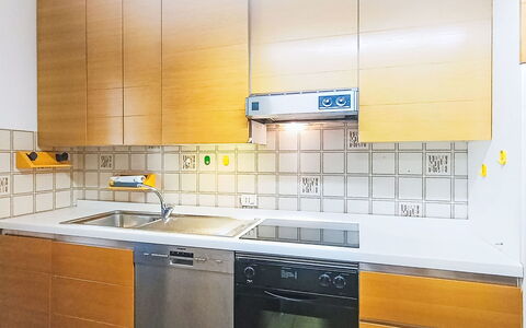Locanda dei Nonni: Cocina, Aparato De Cocina, Mostrador, Electrodoméstico, Piso, Gabinetes, Madera, Amarillo, Fregadero, Diseño De Interiores