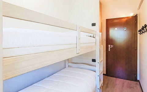 Locanda dei Nonni: Madera, Cama, Suelo, Piso, Habitación, Diseño De Interiores, Marco De La Cama, Suelos De Madera, Sábana, Lecho