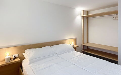 Ca' Alma Dolomia: Diseño De Interiores, Pared, Cama, Madera, Habitación, Piso, Suelo, Techo, Lecho, Sábana