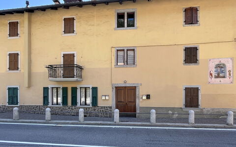 Ca' Alma Dolomia: Pared, Ventana, Edificio, Puerta, Fachada, Asentamientos Humanos, Departamento, Ventana De Guillotina, Pintar, Yeso
