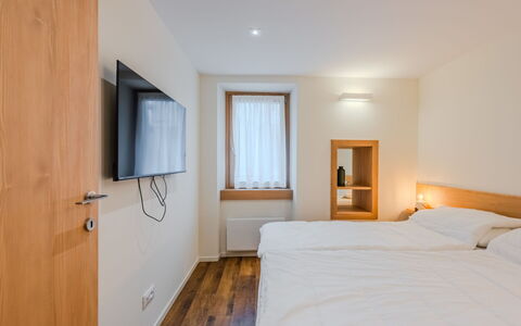 Ca' Alma Dolomia: Madera, Habitación, Cama, Sábana, Lecho, Diseño De Interiores, Marco De La Cama, Suelo, Madera Dura, Manchas De Madera