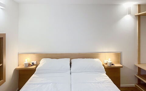 Ca' Alma Dolomia: Diseño De Interiores, Pared, Cama, Madera, Piso, Habitación, Suelo, Techo, Mueble, Habitación