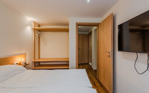 Ca' Alma Dolomia: Madera, Habitación, Cama, Diseño De Interiores, Sábana, Lecho, Marco De La Cama, Manchas De Madera, Techo, Madera Dura
