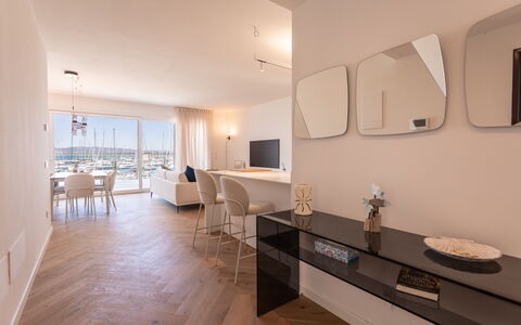 Terrazza Mare, Jacuzzi and Seaview: Diseño De Interiores, Piso, Mueble, Suelo, Departamento, Techo, Silla, Suelos De Madera, Sala