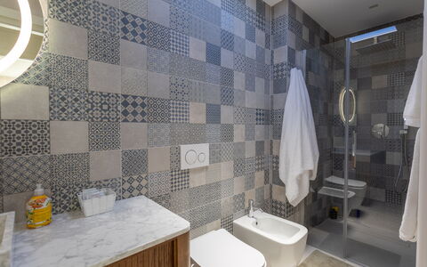 Terrazza Mare, Jacuzzi and Seaview: Piso, Suelo, Baño, Diseño De Interiores, Arreglo De Tubería, Loseta, Baño, Asiento Del Baño, Material Compuesto, Mosaico