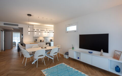 Porto di Luce Luxury, Jacuzzi and Seaview: Mueble, Diseño De Interiores, Piso, Suelo, Pared, Madera, Techo, Habitación, Casa, Departamento