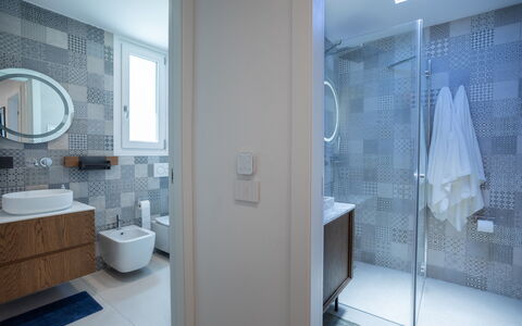 Porto di Luce Luxury, Jacuzzi and Seaview: Diseño De Interiores, Baño, Piso, Suelo, Arreglo De Tubería, Pared, Lavabo Del Baño, Baño, Techo, Espejo