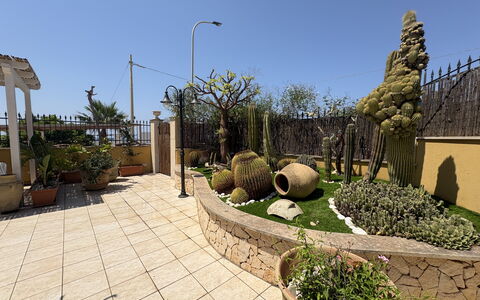 Villa Magda: Maceta, Jardín, Paisajismo, Losa, Planta De Casa, Patio, Yarda, Sombra, Pasarela