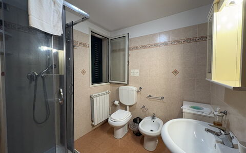Villa Magda: Piso, Suelo, Diseño De Interiores, Habitación, Arreglo De Tubería, Lavabo, Techo, Plomería, Grifo, Departamento