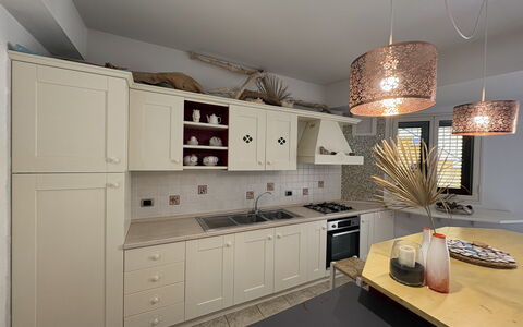 Villa Magda: Mueble, Diseño De Interiores, Cocina, Mostrador, Piso, Lámpara, Madera, Techo, Gabinetes, Suelo