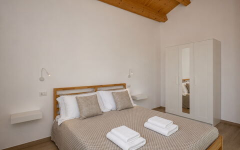 Villa Blue: Diseño De Interiores, Piso, Mueble, Cama, Suelo, Madera, Habitación, Techo, Habitación, Lecho