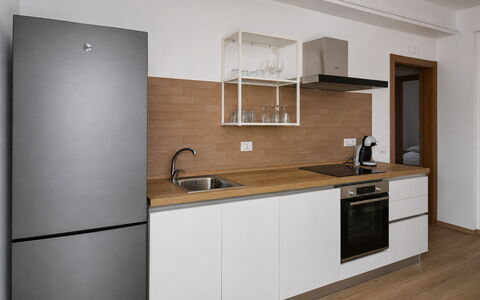 Villa Blue: Cocina, Piso, Gabinetes, Mostrador, Aparato De Cocina, Mueble, Diseño De Interiores, Electrodoméstico, Madera, Suelo