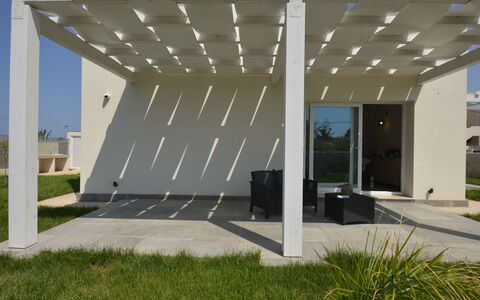 Villa Blue: Sombra, Material Compuesto, Pérgola, Estructura Al Aire Libre, Pabellón, Hormigón, Pabellón, Haz, Columna, Diseño