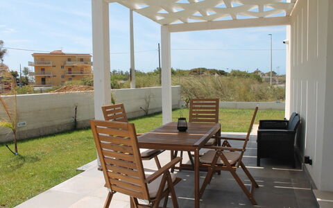 Villa Blue: Mueble, Madera, Mueble Para Exteriores, Suelo, Piso, Silla, Sombra, Estructura Al Aire Libre, Mesa Al Aire Libre, Pérgola