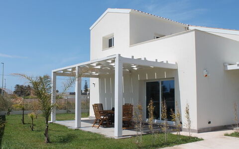 Villa Blue: Mueble, Sombra, Porche, Silla, Pérgola, Puerta, Estructura Al Aire Libre, Mueble Para Exteriores, Patio, Cocina Y Comedor Mesa