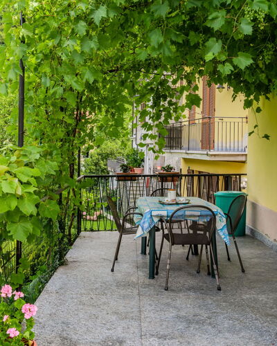 Casa Iolanda: Mueble, Silla, Mueble Para Exteriores, Mesa, Mesa Al Aire Libre, Sombra, Patio Interior, Cocina Y Comedor Mesa, Jardín, Yarda
