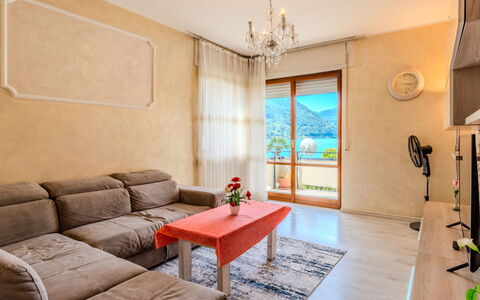 Casa Asia: Mueble, Diseño De Interiores, Piso, Sofá, Madera, Suelo, Habitación, Sala, Techo, Encendiendo