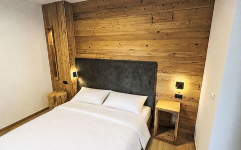 Vita Nova: Madera, Habitación, Marco De La Cama, Departamento, Lecho, Cama, Tablón, Manchas De Madera, Madera Dura, Sábana