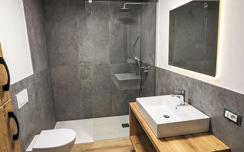 Vita Nova: Pared, Piso, Arreglo De Tubería, Suelo, Lavabo, Baño, Diseño De Interiores, Grifo, Plomería, Lavabo Del Baño